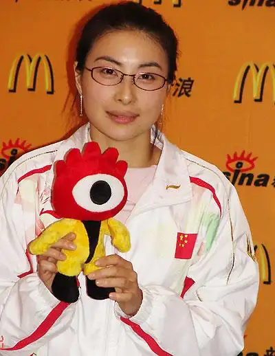 图文奥运冠军郭晶晶做客新浪戴眼镜的跳水一姐