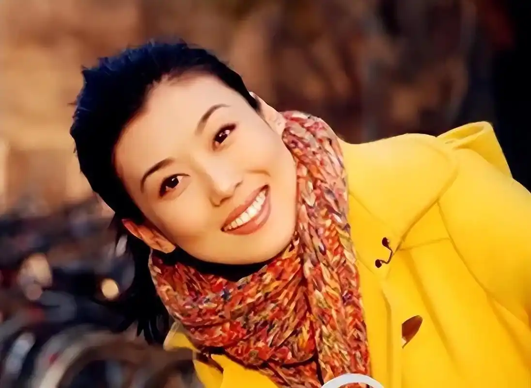 逆袭人生!李红从辍学生到央视美女主持的华丽转身