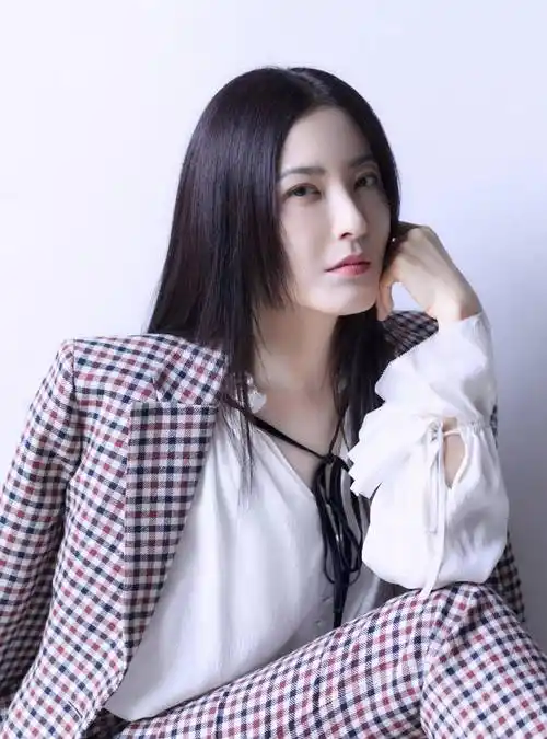 曾是中戏最美校花,45岁踢馆浪姐2让姐姐们紧张,看了身材就懂了_曾黎