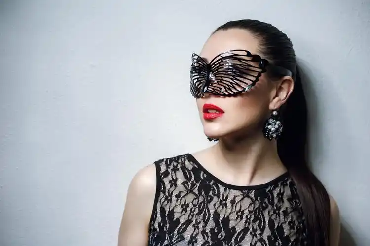 戴面具的红唇女人