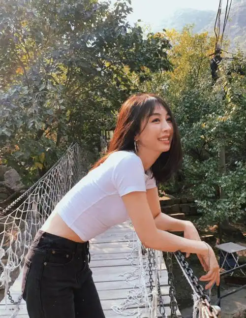 李菲儿晒度假写真 穿白色紧身短t出镜