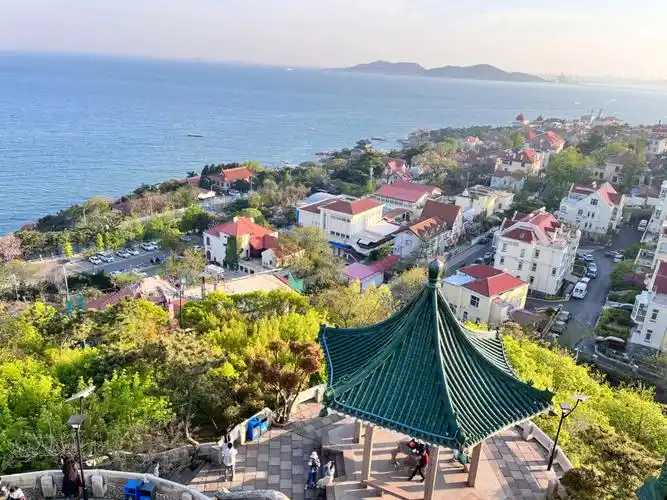 没多远就是大学路,很多小店可以去拍照打卡#网红打卡地  #小鱼山公园