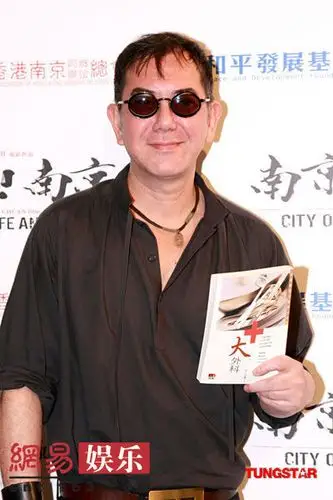 黄秋生戴墨镜到场支持.