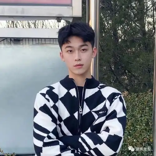 男生过了20岁别乱剪发型,今年春季试试这几款,剪完轻熟显帅气!