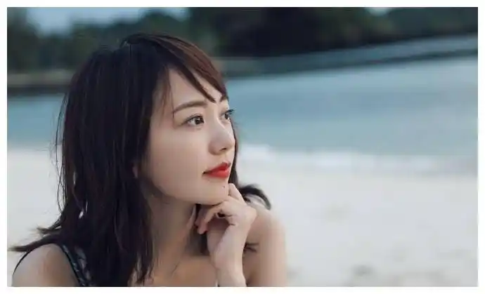 原创孙耀琦一袭印花吊带连衣裙开启夏日清凉椰树海边上演性感撩人范