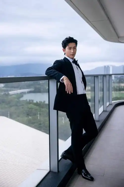 窦骁的身材真是太适合穿正装了,棱角分明的脸蛋,真挺英气的_西装