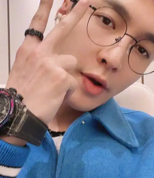 张艺兴欧洲行程出发路透##张艺兴出发怼脸自拍照