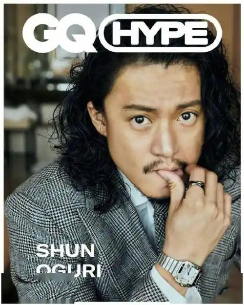 爱过日本男星小栗旬拍摄杂志卷发胡须本山化