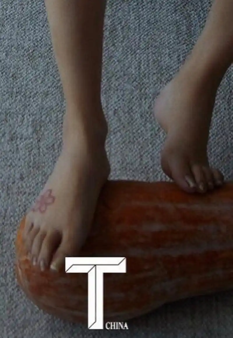 有网友发现angelababy杨颖脚指甲很长,怀疑她没剪指甲[费解][费解] 女
