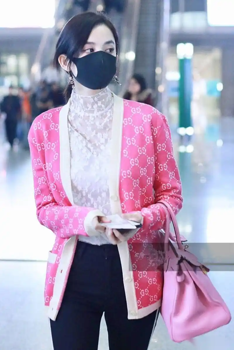 2019年3月10日,古力娜扎现身北京机场,当天她身穿粉色外套内搭白色