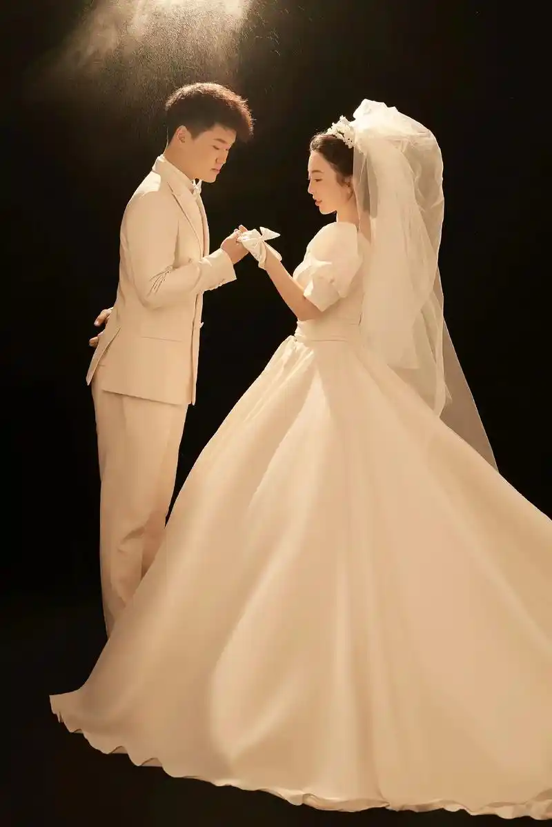 今天来晒一下宝贝儿子的婚纱照,时光荏苒,转眼儿子就要结婚啦, - 抖音