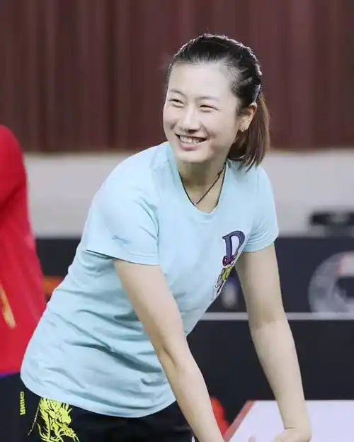 丁宁是谁(丁宁最新训练照片,颜值出色,皮肤白嫩光艳照人,身材苗条有型