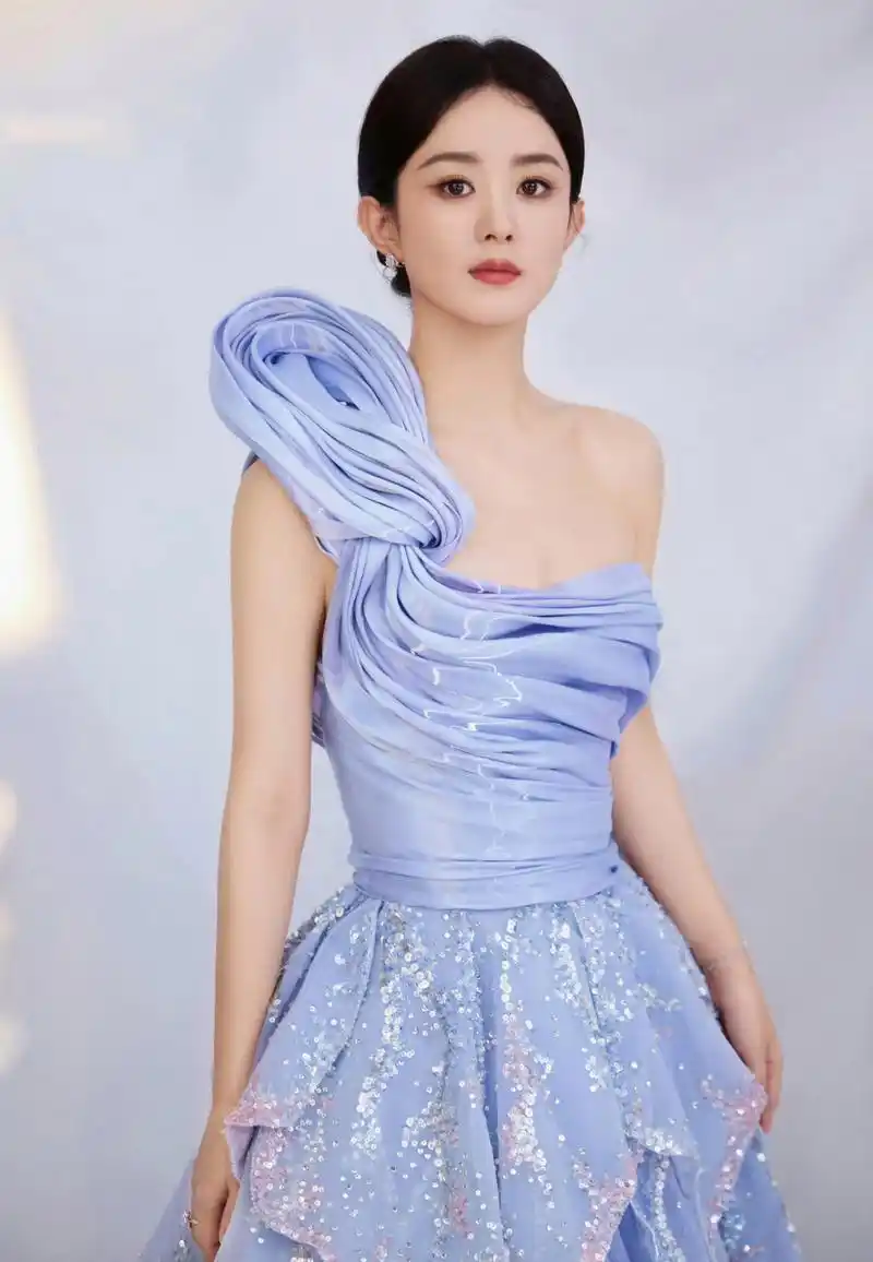 赵丽颖,蓝色抹胸礼裙,裙摆亮片设计,优雅时尚,魅力十足!