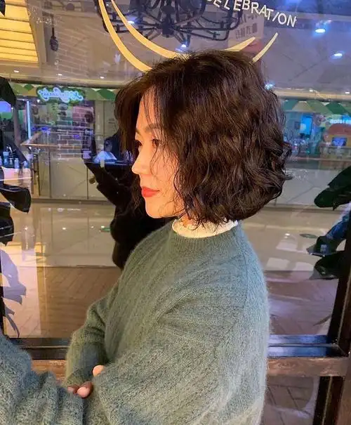 发尾直接卷到发根,来一个满头烫国字脸时尚短发发型烫小卷就比较挑人