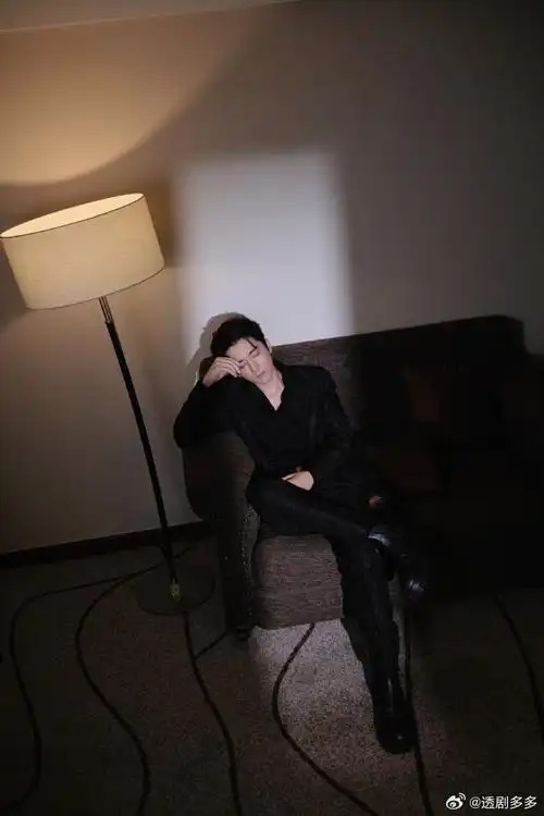 张新成侧影大片##张新成深v刺绣西装