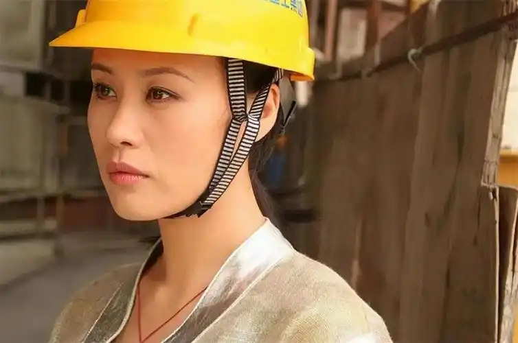 回顾邬君梅,被日本巨星抛弃,嫁二婚好莱坞导演,57岁被宠成公主