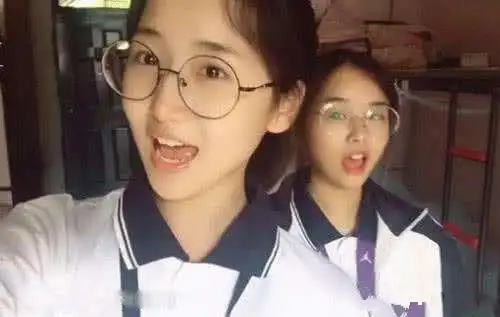 的样子,这个视频是她在宿舍跟舍友一起拍的,她戴着一个黑色的圆框眼镜