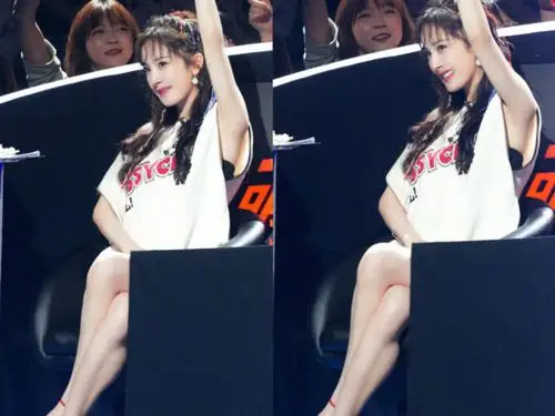 杨幂参加综艺节目,腿是最大的亮点,网友:腿是怎么扭成麻花的