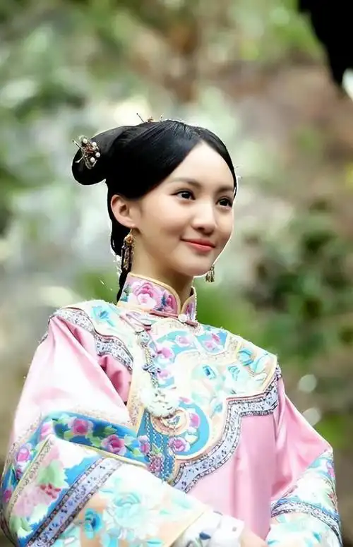 无论是古装剧中的英勇侠士,还是现代剧中的职场精英,金晨都能将