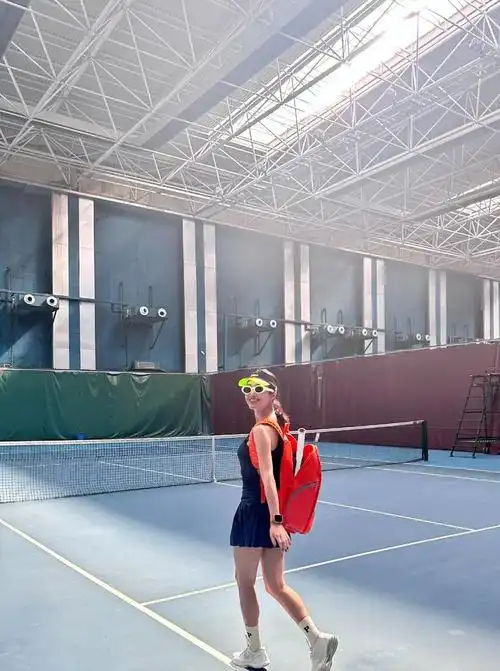 杨采钰运动套装活力满满休闲健身的她活力四射魅力四射