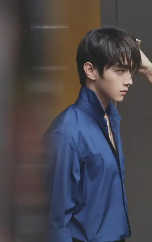 许凯工作plog蓝色衬衫vs复古花衬衫两种不同风格的帅气