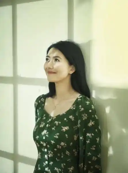 高圆圆出街被偶遇产后身材未恢复当女儿坐垫这还能复出