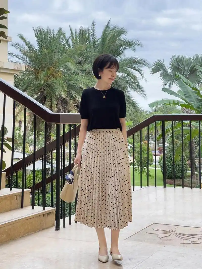 波点元素自带复古浪漫的气息 夏天选择这种白底黑点的半身裙,特别的