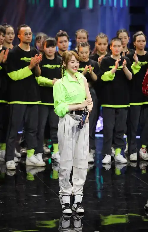 刘雪婧亮相《蒙面舞王》 惊艳舞蹈功底燃炸全场