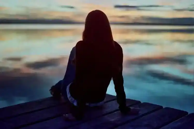 关于孤独寂寞的伤感句子字里行间藏着一抹难过