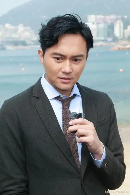 张智霖一家被偶遇,52岁张智霖胡子斑白,16岁魔童身高180