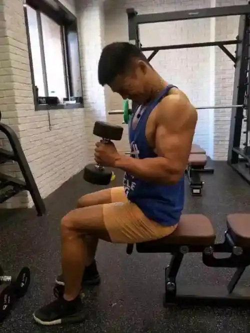 男生肩宽腰细, 是一种什么样的体验?