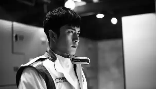 看完雷佳音读上戏时帅哥圈,就理解他为啥说:我没想过走偶像路线