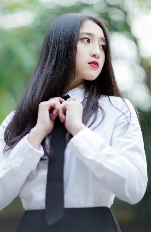 长发美女学生制服短裙诱人写真图片