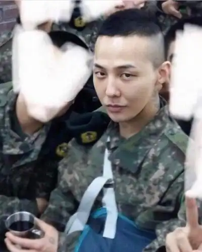 权志龙入伍军人装合集分享,这么帅气的兵哥哥去哪里找55军队里的小
