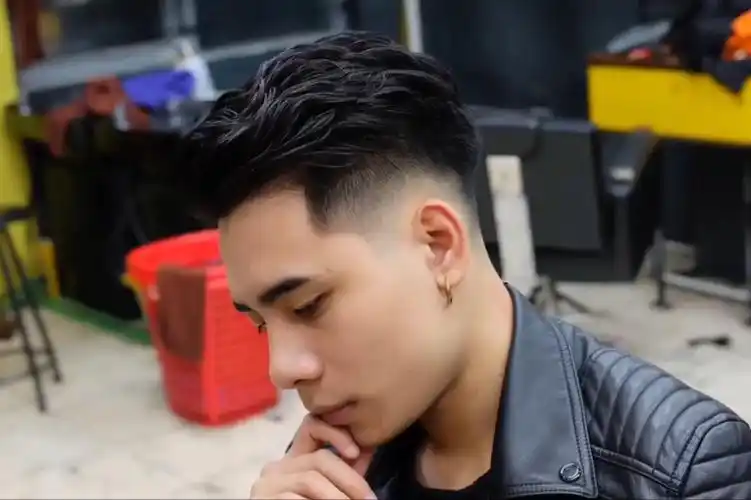 20岁男生流行两边掏空发型理发师建议你剪这款帅气一整年