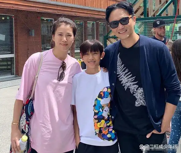 张智霖儿子庆16岁生日!身高惊人超1米8,被赞"男版袁咏仪"
