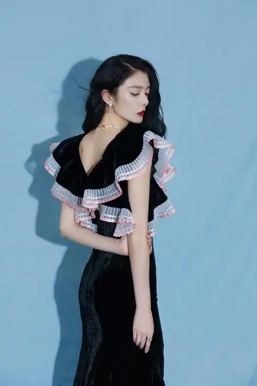 原创傅菁活动造型来袭荷叶边修身长裙搭配波浪卷完美诠释新港风