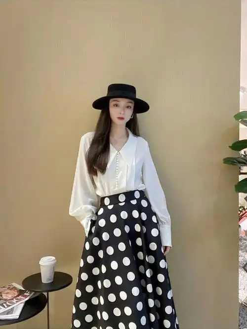 阿玛施白衬衣搭配波点半身裙