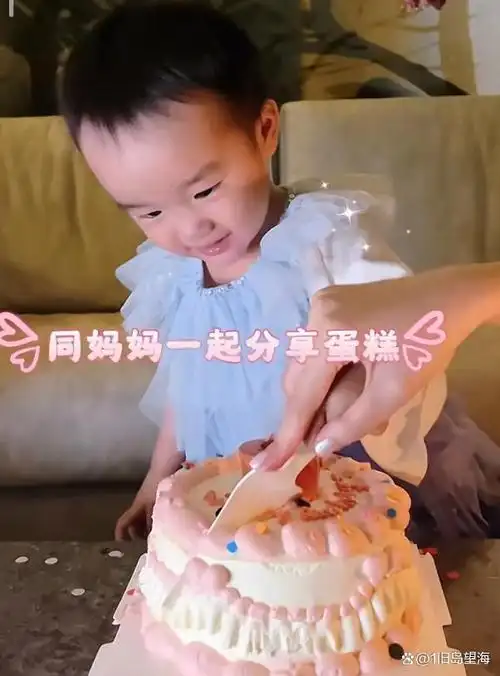 李亚鹏幼女满2岁夏夏大口吃蛋糕萌态百出越长越像爸爸超可爱