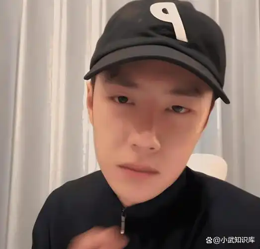 王一博素颜直播,痘痘明显皮肤真实,网友直呼太接地气!