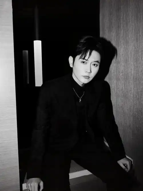 德云社孟鹤堂凌晨发文,晒写真照引热议,怪不得郭德纲这么疼他