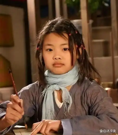 当时拍摄这部剧的时候,强度极大,不仅有大量的外景,台词也很多.