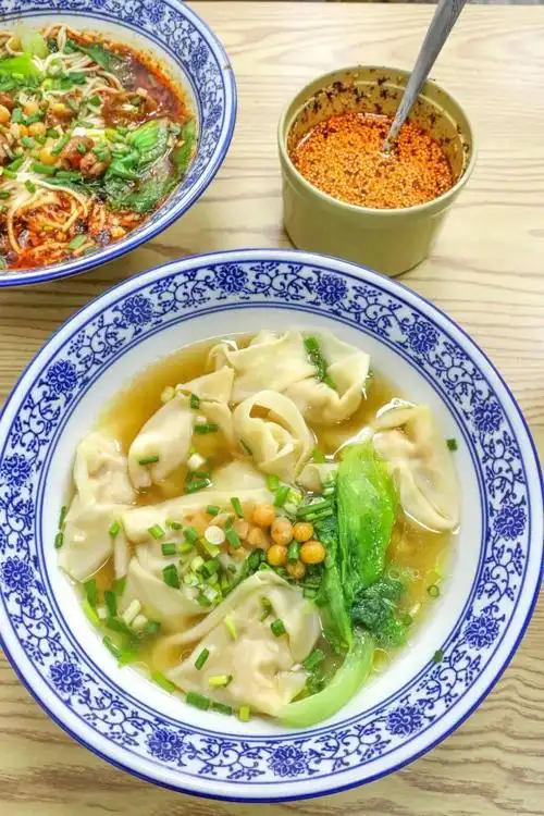 清汤抄手看似清淡,但它的味道层次却很丰富.