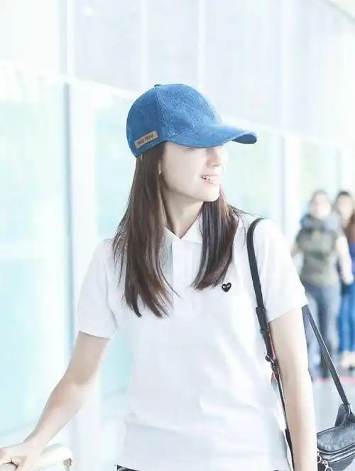 39岁董洁现身机场,短t配短裤清爽减龄,气质好穿简约装也好看!