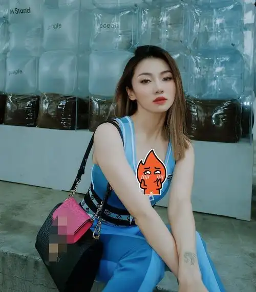 郑恺前女友官宣怀孕!穿挂脖吊带身材纤细,未婚夫是高富帅