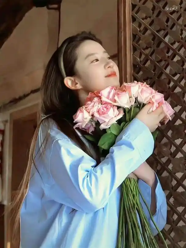 继《梦华录》后,刘亦菲的现代偶像剧《去有风的地方》大火,这也奠定了