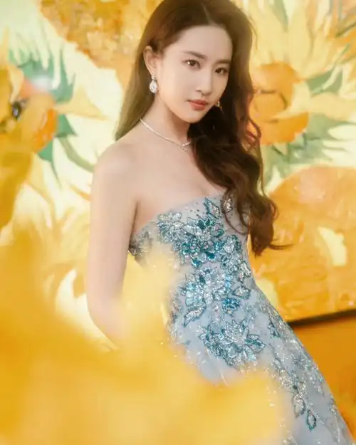 刘亦菲 高定#刘亦菲最新活动造型大片,一袭georges hobeika 2023嵌