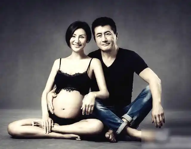 52岁高曙光再当爹 高调晒照秀幸福