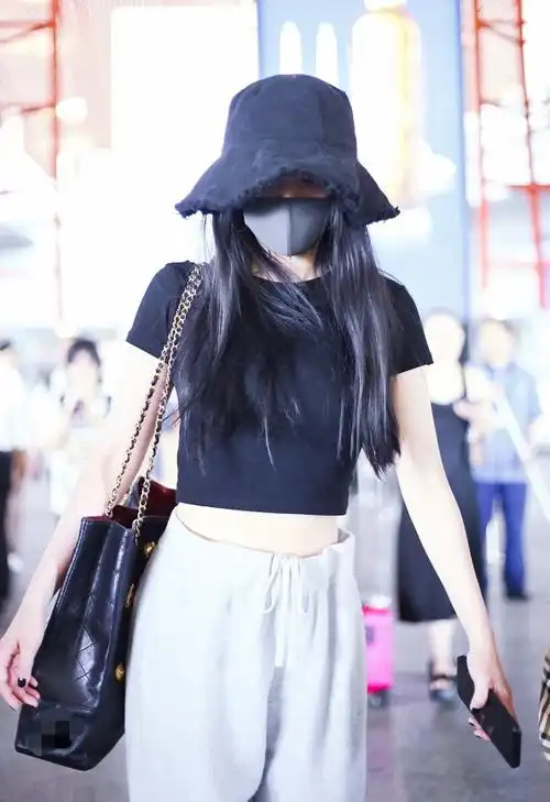 杨幂穿露脐装现身清爽干练潮范儿十足青春气息爆棚