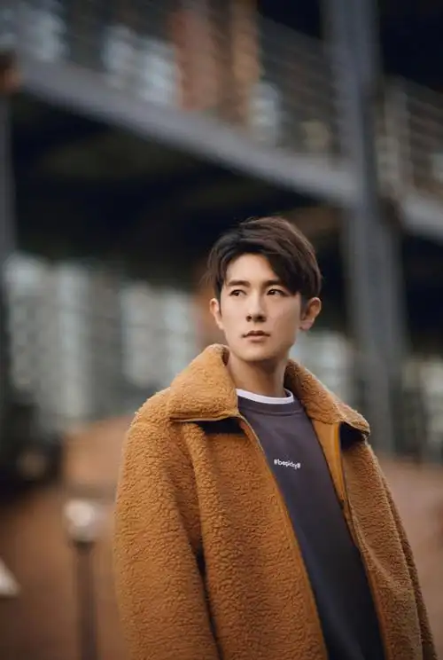 季肖冰温润帅气冬日写真图片56